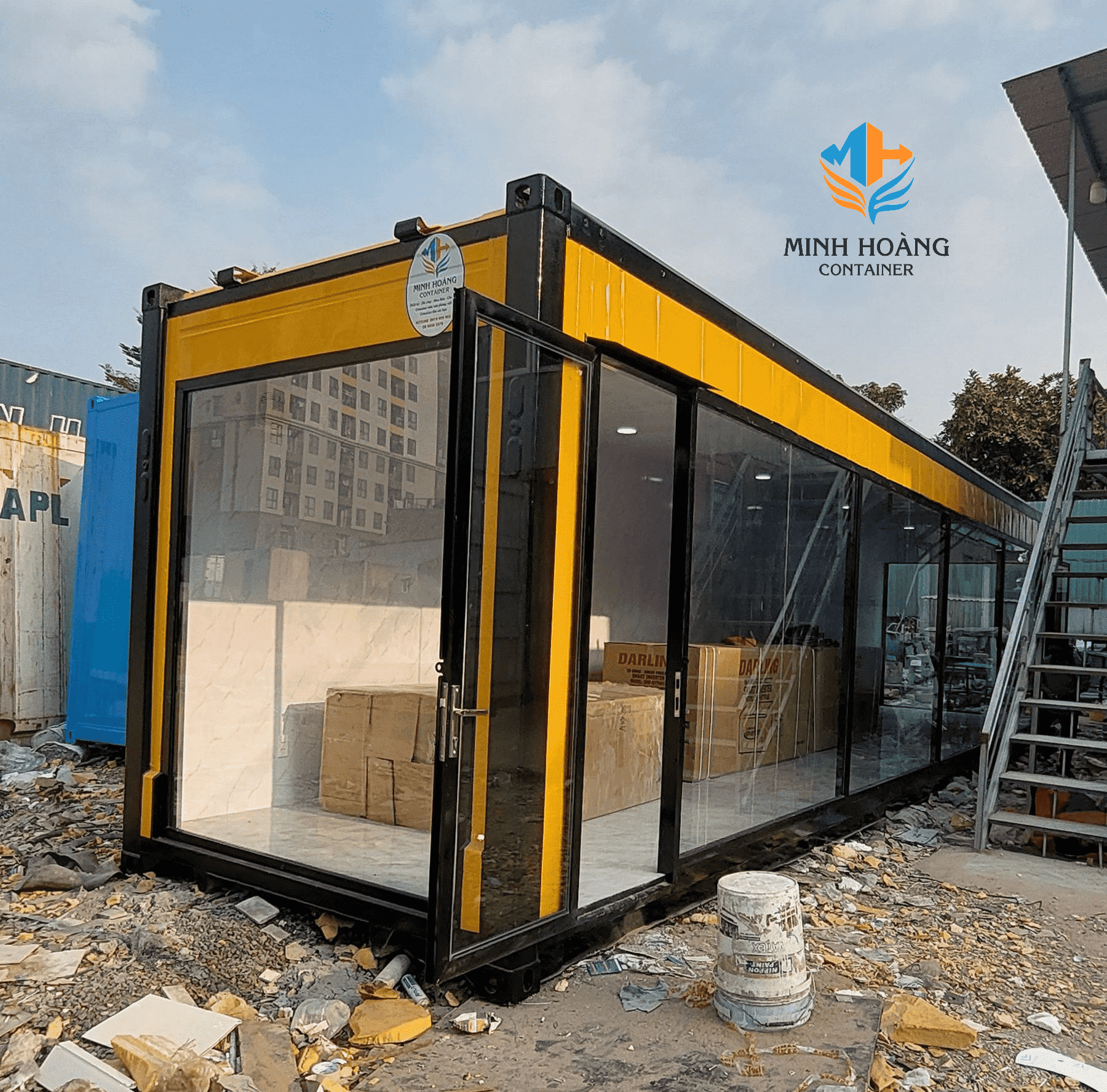 Container văn phòng 40 feet vàng viền đen khung kính tạo không gian mở